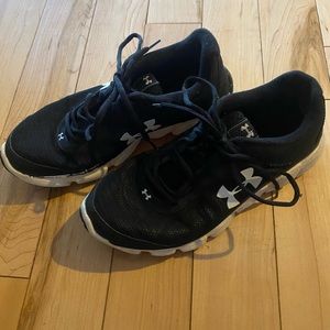 Great condition barely used woman's Under Armour sneakers 8.5